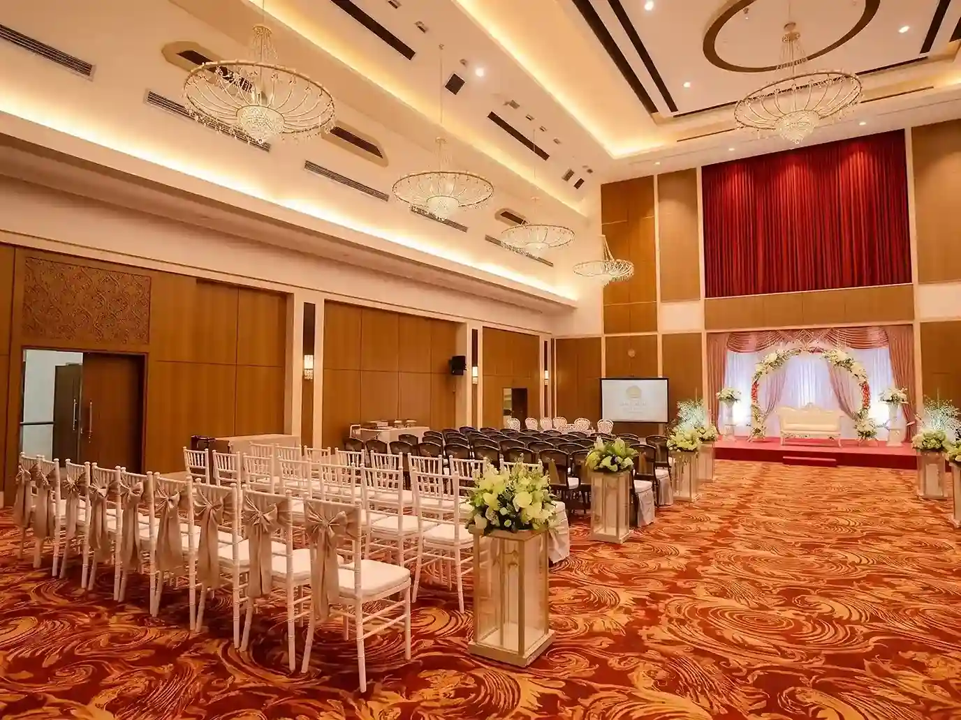 Setup acara seminar atau pernikahan intimate
